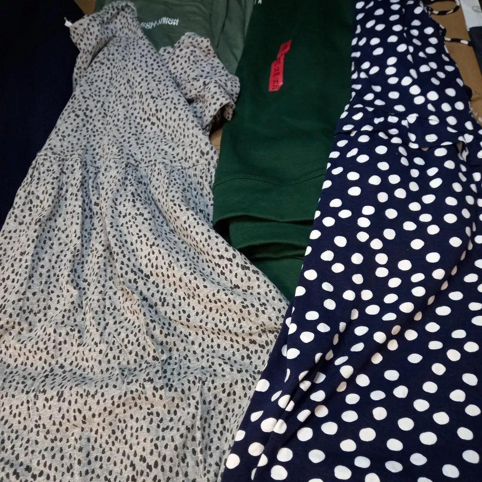 LOT OF APPROX 20 ASSORTED CLOTHING ITEMS VARYING IN SIZE/COLOUR/STYLE TO INCLUDE: TROUSERS, SKIRTS, TOPS