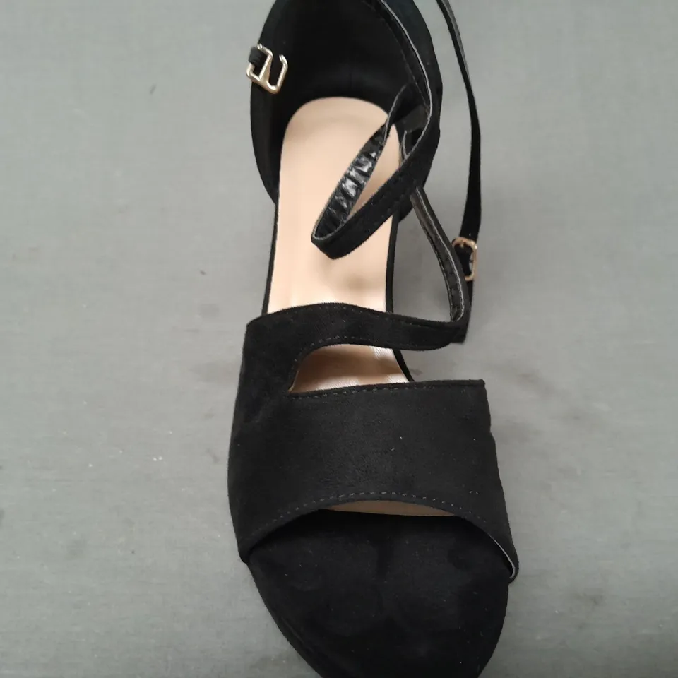 BOXED PAIR OF DESIGNER OPEN TOE BLOCK HEELS IN BLACK EU SIZE 39