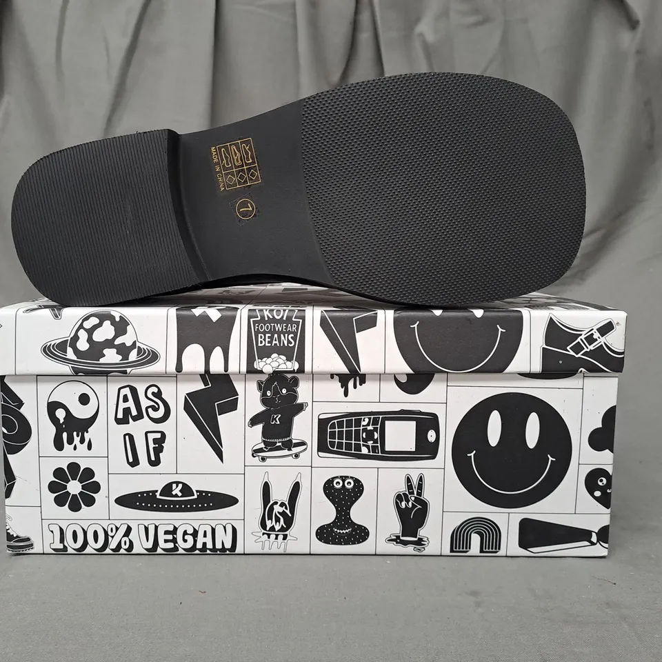 BOXED PAIR OF KOI VEGAN 400% OVERSIZED MEN'S DERBY SHOES IN BLACK UK SIZE 7
