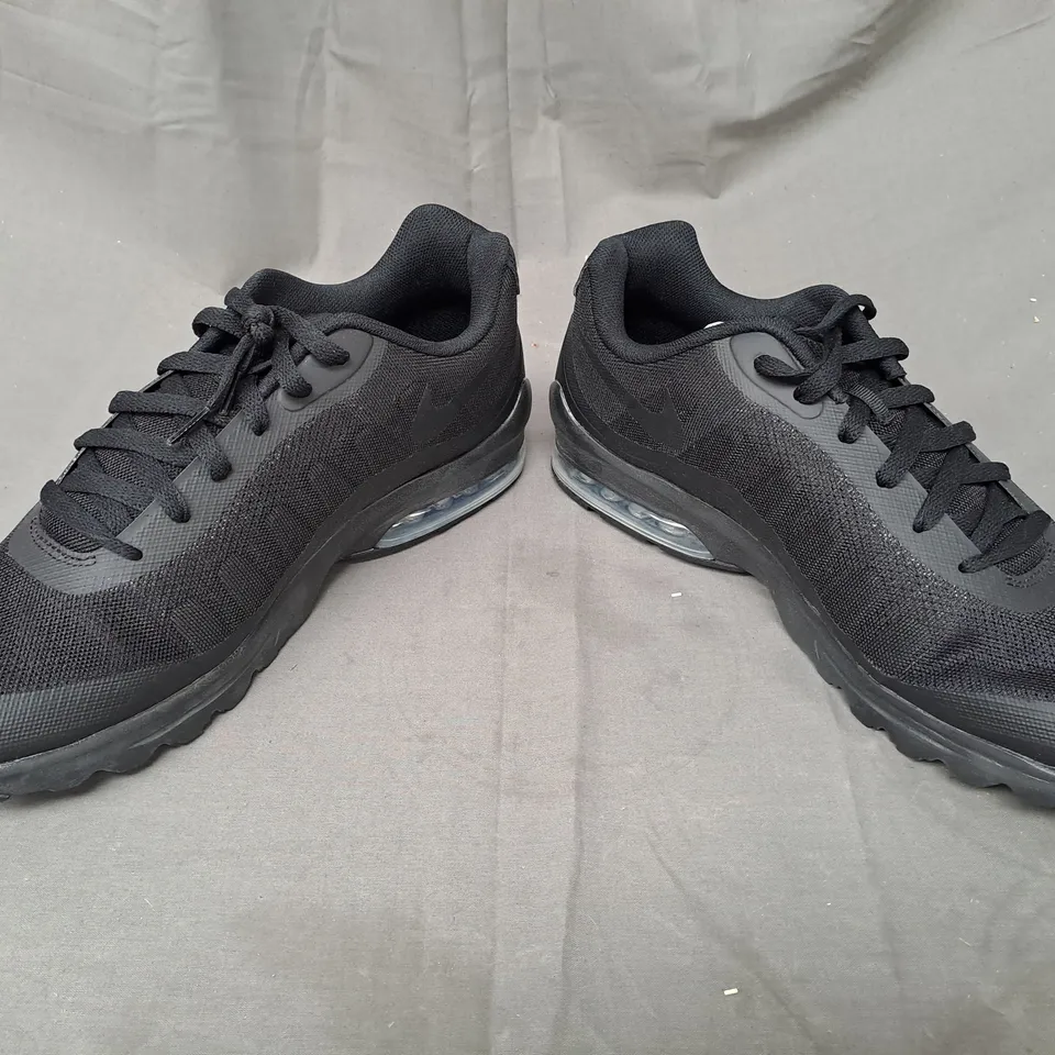 BOXED PAIR OF NIKE AIR MAX SHOES IN BLACK UK SIZE 13