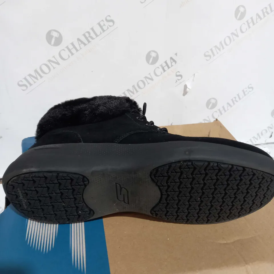 BOXED PAIR OF SKECHERS GO WALK SHOES IN BLACK SIZE 6