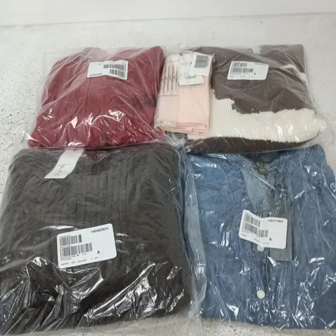 APPROXIMATELY 25 ASSORTED CLOTHING ITEMS IN VARIOUS SIZES, COLOURS & STYLES TO INCLUDE BRANDS SUCH AS BEN DE LISI, RUTH LANGSFORD, KIPLING, ETC - COLLECTION ONLY