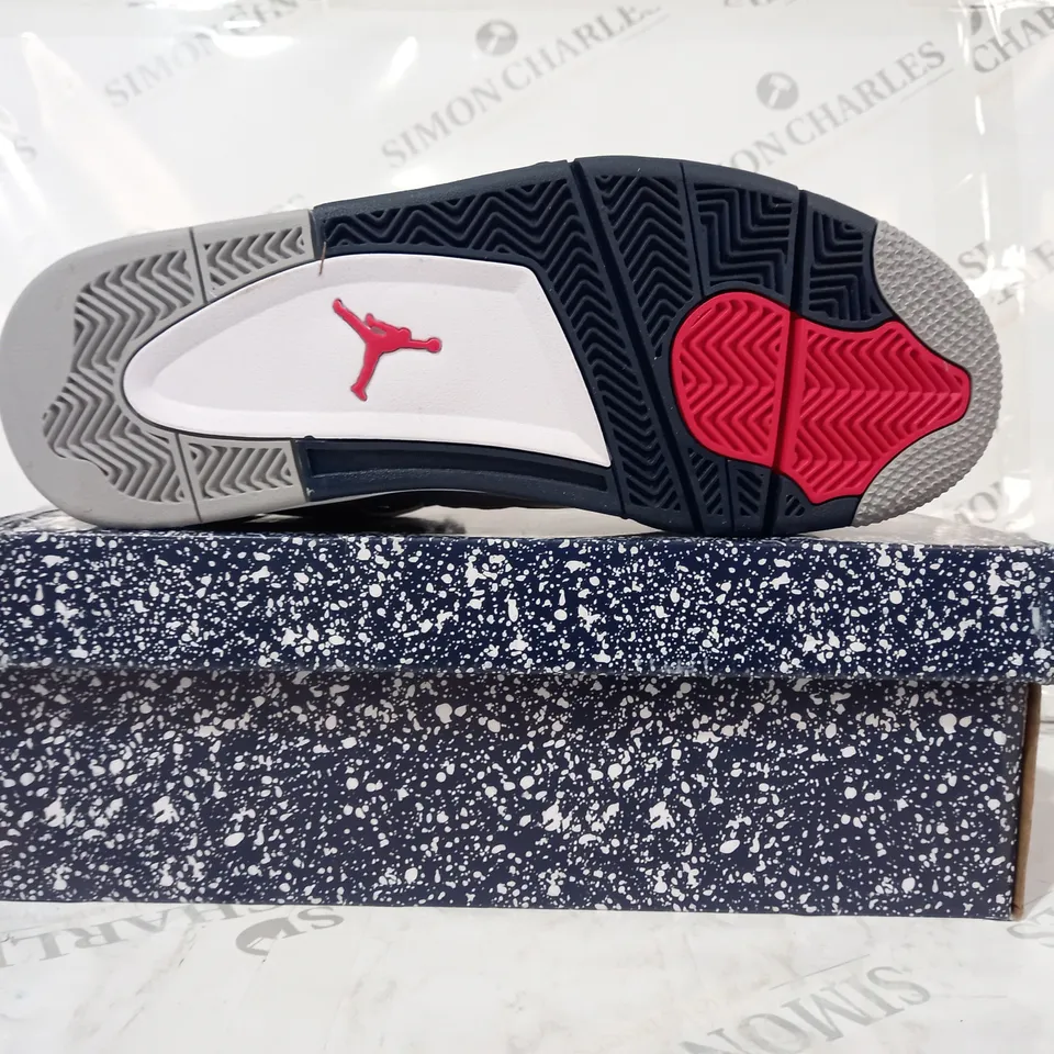 BOXED PAIR OF NIKE AIR JORDAN 4 RETRO SHOES IN WHITE/BLUE UK SIZE 10