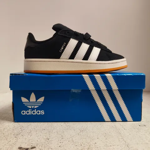 BOXED PAIR OF ADIDAS CAMPUS 00S TRAINERS IN BLACK/WHITE SIZE UK 2