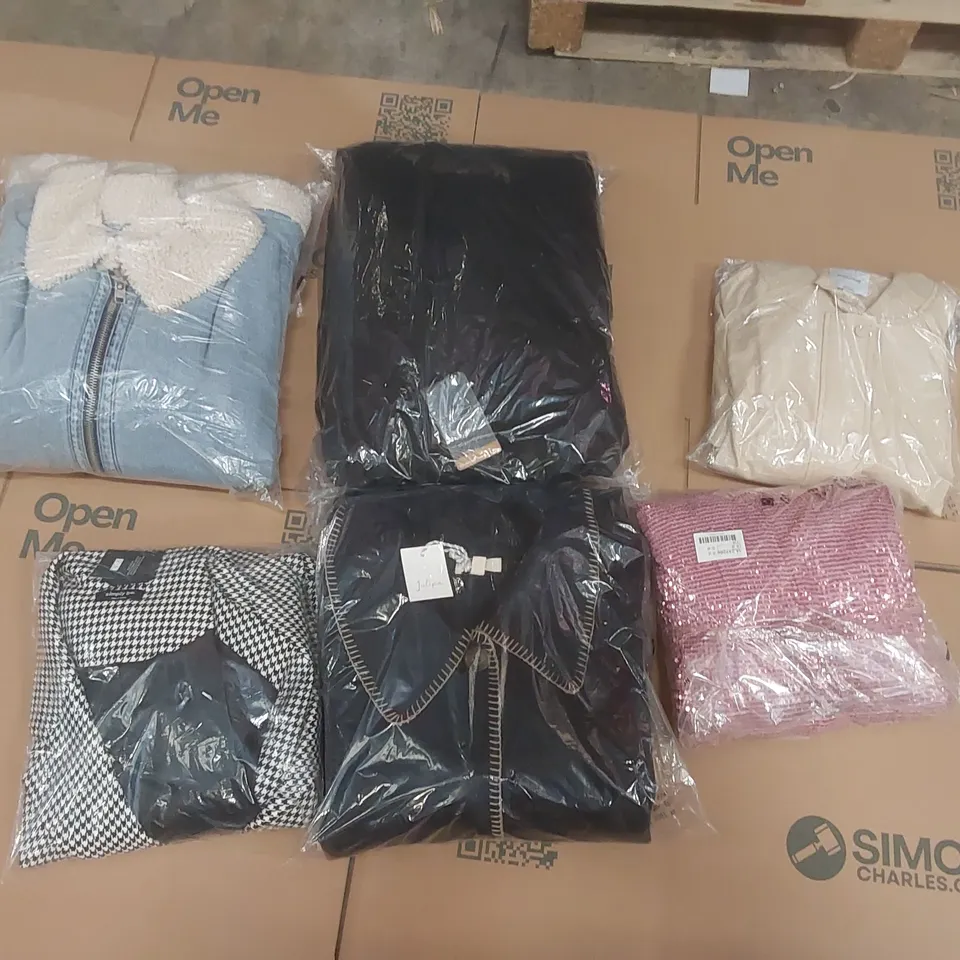 PALLET CONTAINING APPROXIMATELY 100x BRAND NEW ASSORTED DESIGNER CLOTHING ITEMS INCLUDING: SNOWDONIA COAT, JD WILLIAMS JACKET, SIMPLY BE JACKET ECT