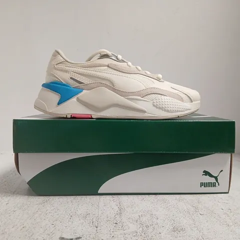 BOXED PAIR OF PUMA RS-X PUZZLE TRAINERS IN OFF WHITE/BLUE SIZE UK 7