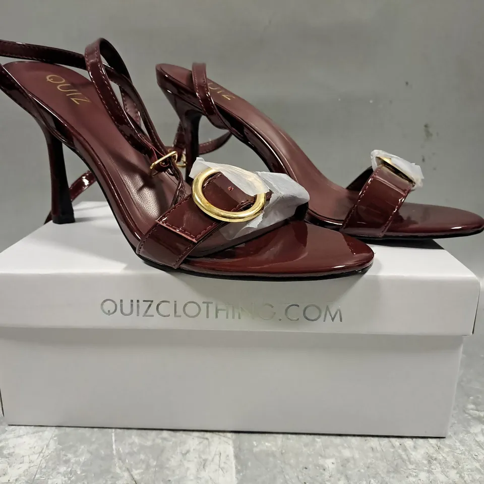 BOXED PAIR OF QUIZ OPEN TOE FRONT BUCKLE HEELED SANDALS IN DARK BERRY SIZE 6