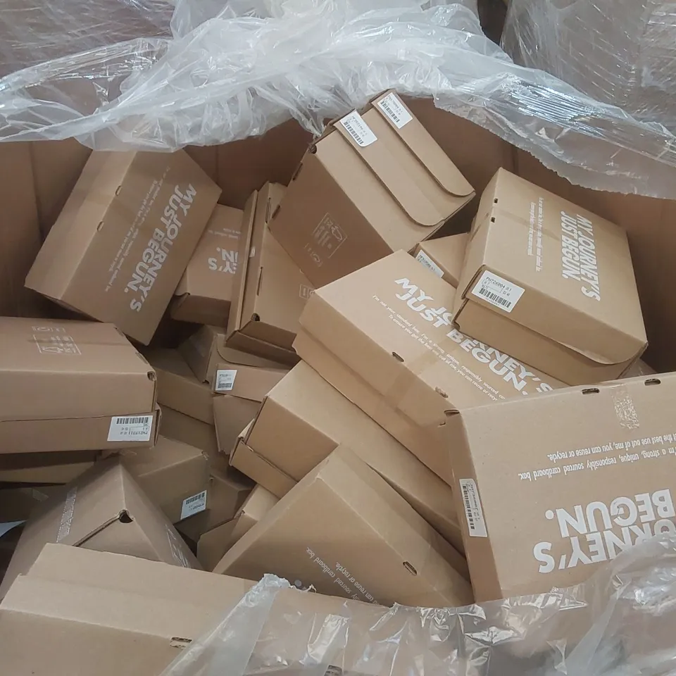 PALLET CONTAINING APPROXIMATELY 60x BRAND NEW ASSORTED DESIGNER SHOES INCLUDING: JD WILLIAMS BOOTS, JD WILLIAMS SANDALS, JD WILLAIMS SHOES, SIMPLY BE HIGH HEELS ECT