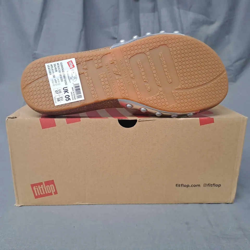 BOXED PAIR OF FITFLOP IQUSHION ADJUSTABLE BUCKLE SLIDERS IN METALLIC SILVER UK SIZE 5