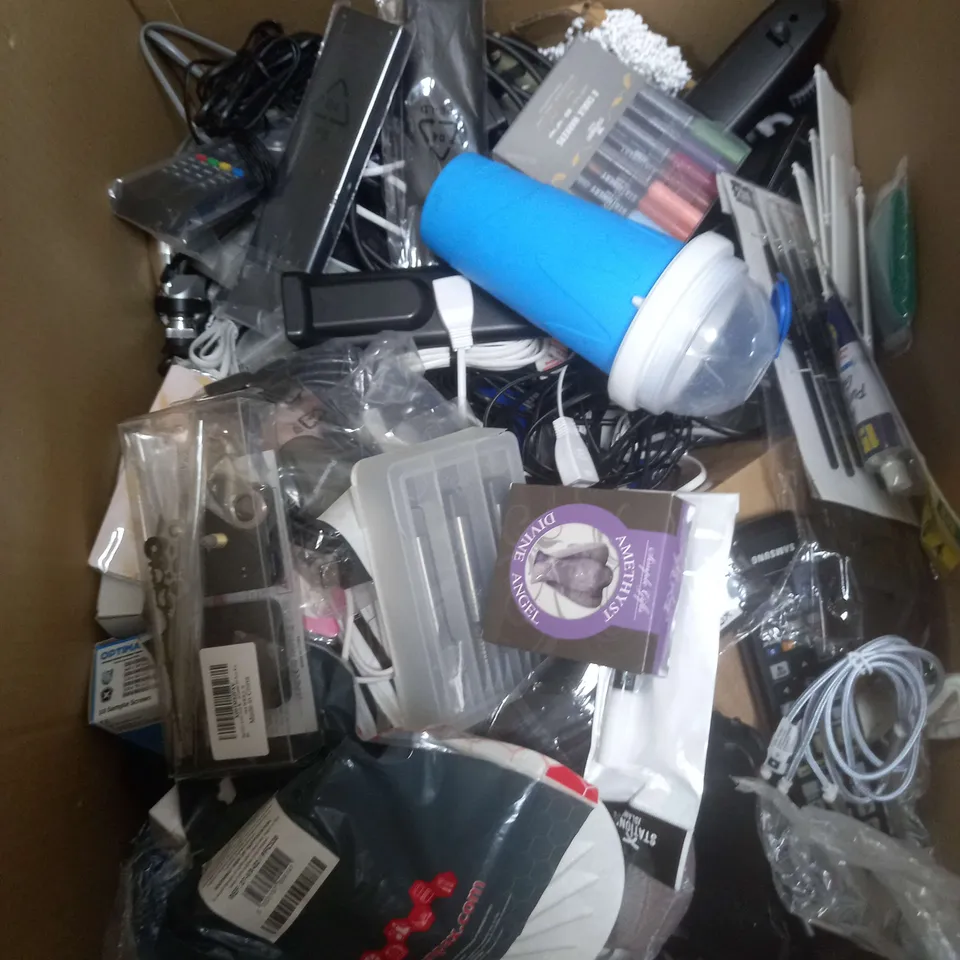 BOX OF APPROXIMATELY 20 ASSORTED COSMETIC ITEMS TO INCLUDE - WINE OPENER, CHALK MARKERS, FROZEN CUP ETC