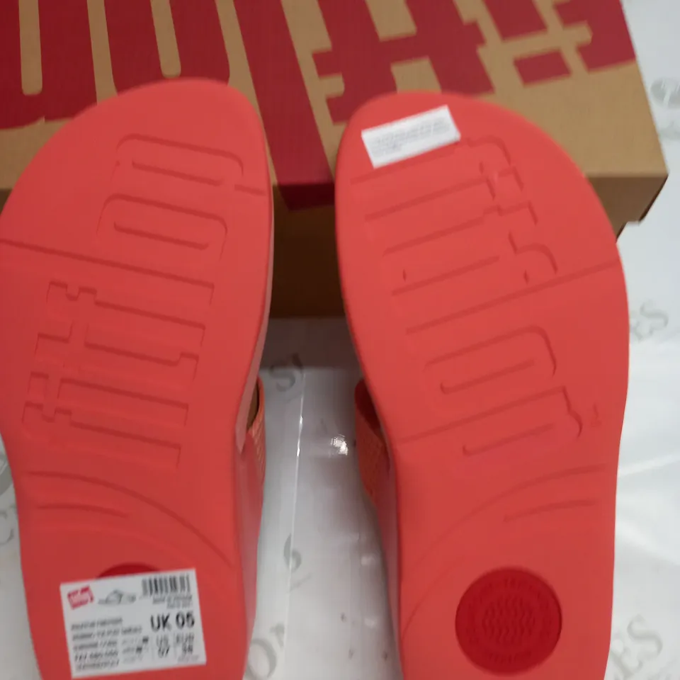 BOXED PAIR OF FITFLOP WALKSTAR FINESTRIP TOE-POST SANDALS IN SUNSHINE CORAL - UK 5