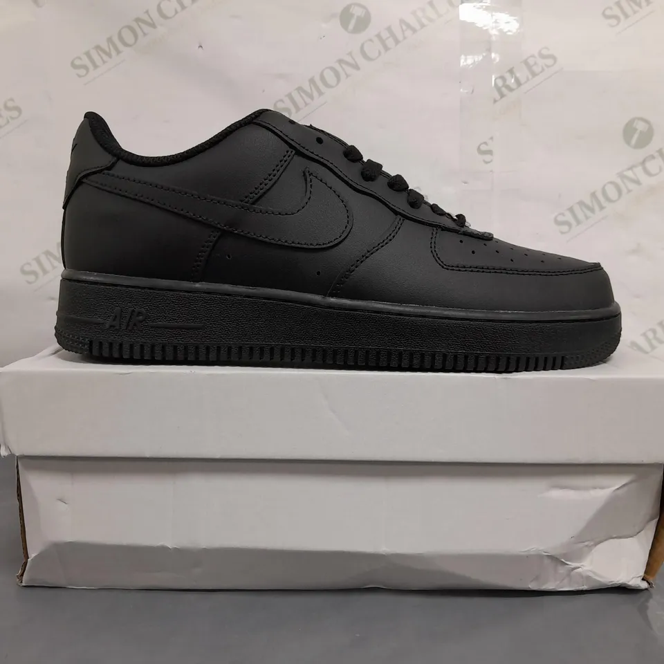 BOXED PAIR OF NIKE AIR FORCE 1 '07 SHOES IN BLACK UK SIZE 9