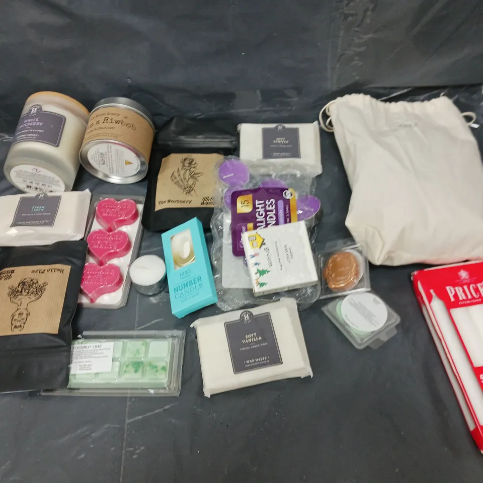 BOX OF APPROXIMATELY 8 ASSORTED ITEMS TO INCLUDE - CANDLES AND WAX MELTS ETC.