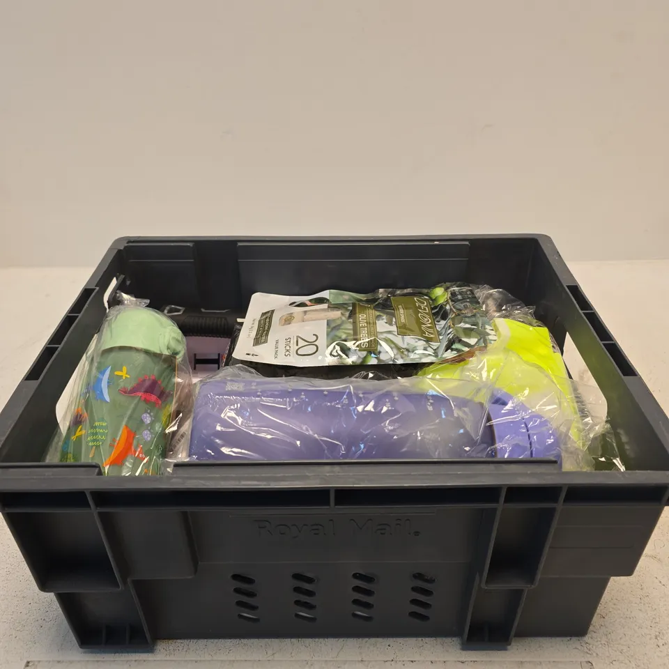 APPROXIMATELY 15 ASSORTED ITEMS INCLUDING A DEXTON BALL PEIN HAMMER, DEVONIA FERTILISER SPIKES AND A HI VIS 