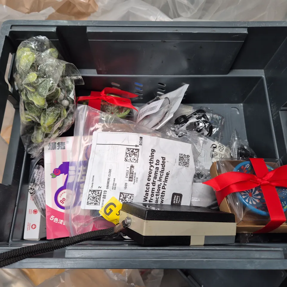 APPROXIMATELY 15 ASSORTED HOUSEHOLD ITEMS TO INCLUDE PULSE OXIMETER, CAT CALM DIFFUSER LIQUID AND MINI LED LAMP