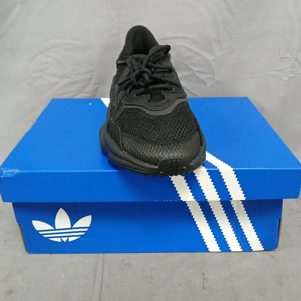 BOXED PAIR OF ADIDAS OZWEEGO SHOES IN BLACK SIZE UK 5.5