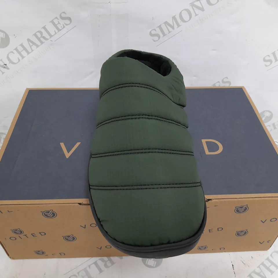 BOXED PAIR OF VOITED SLIP ON SLIPPERS IN TREE GREEN - MEDIUM