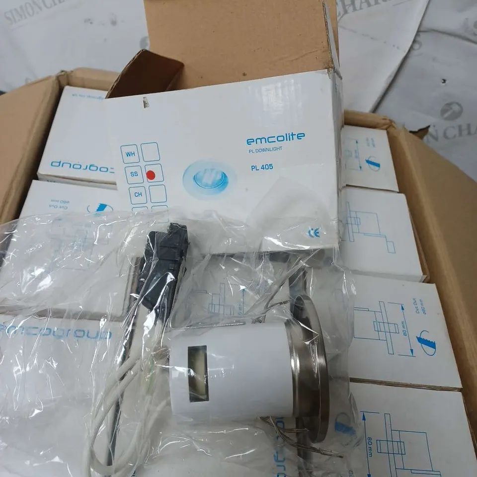 LOT TO CONTAIN APPROXIMATELY 150 OF ADJUSTABLE SPOTLIGHTS IN CHROME APPROXIMATELY 25 EMCOLITE DOWNLIGHTS MODEL PL405