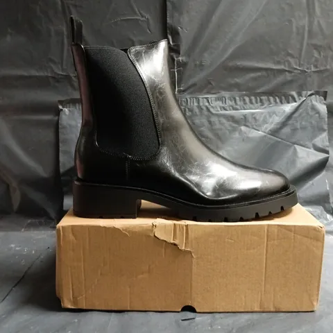 BOXED PAIR OF V BY VERY ANKLE BOOTS IN BLACK SIZE 8