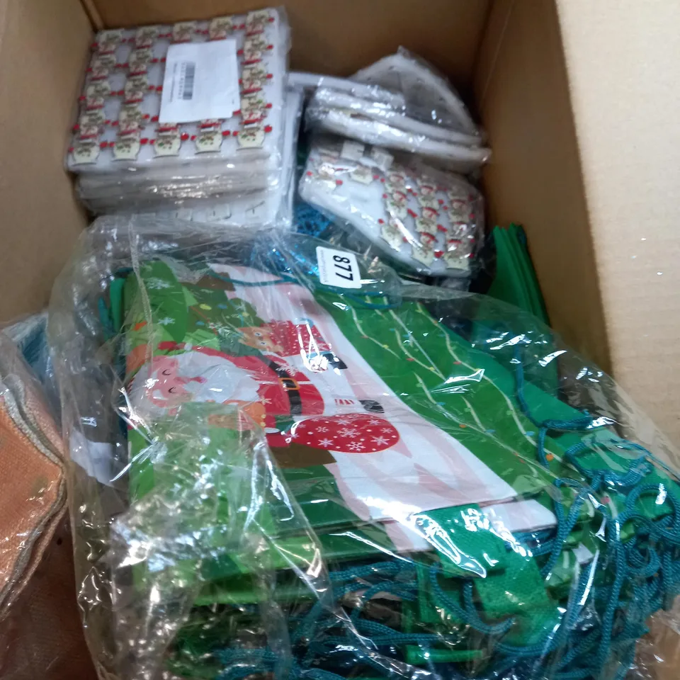 BOX OF APPROXIMATELY 30 ASSORTED CHRISTMAS THEMED CELEBRATORY & PARTY ITEMS TO INCLUDE CHRISTMAS BAG, BADGES, MINI STORAGE CASE ETC