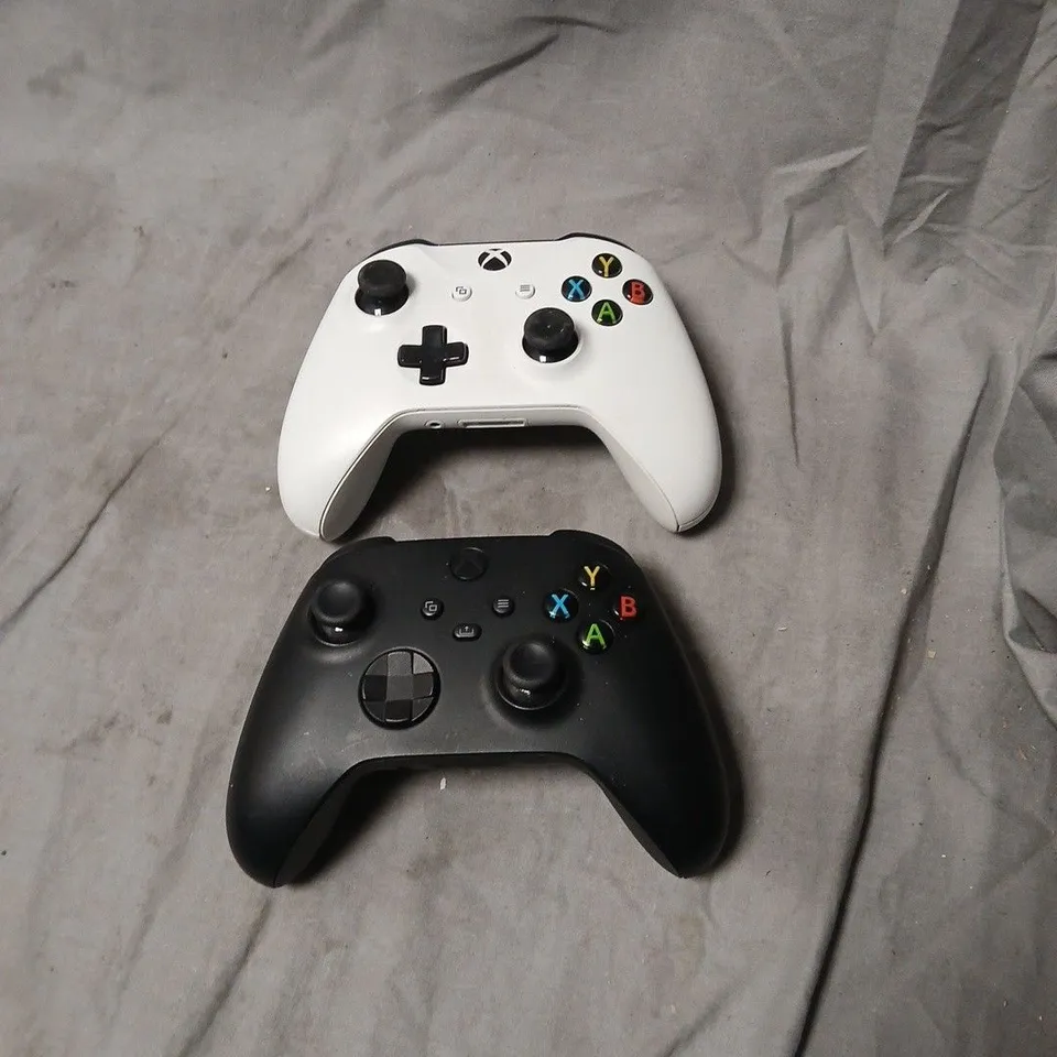 XBOX WIRELESS CONTROLLER – WHITE & BLACK (SET OF 2)