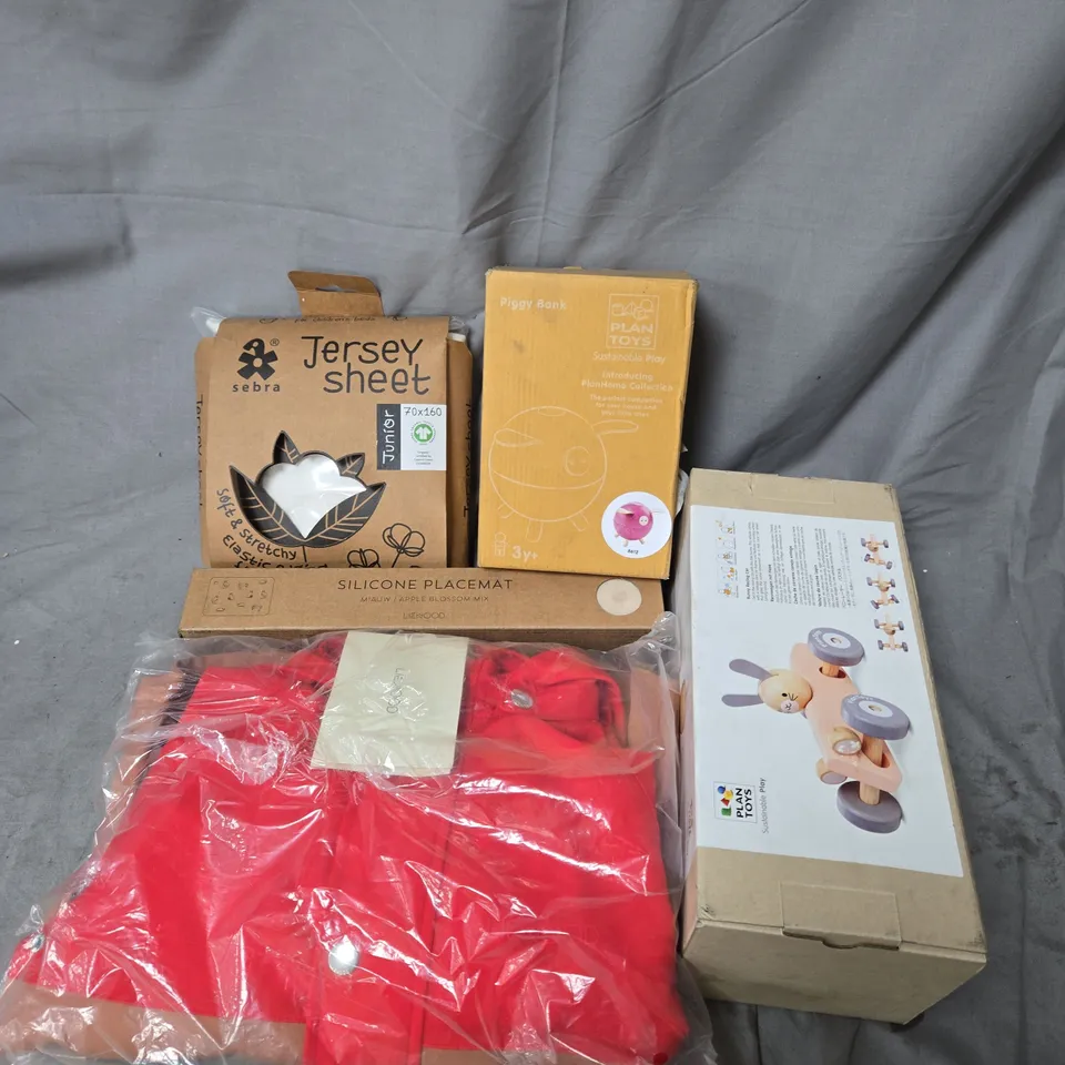 BOX OF APPROXIMATELY 10 ASSORTED HOUSEHOLD ITEMS TO INCLUDE - JERSEY SHEET - PIGGY BANK - SILICONE PLACEMAT - ETC