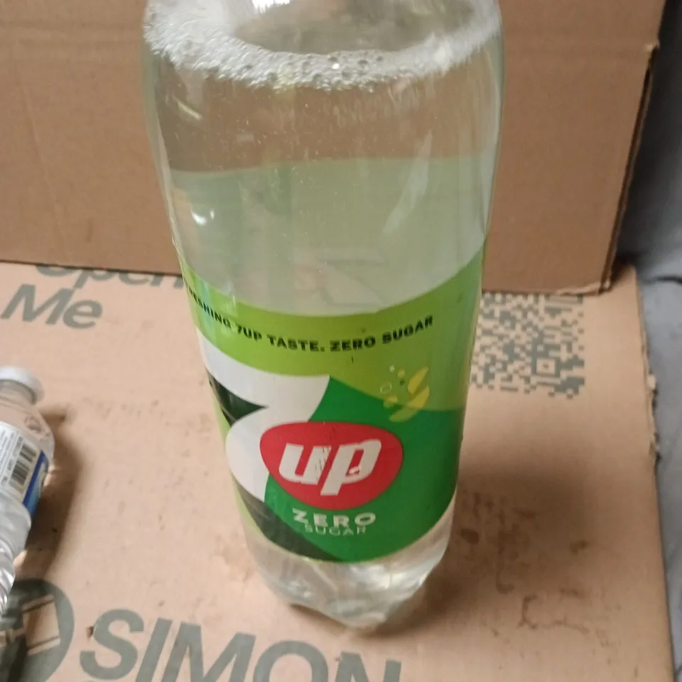 APPROXIMATELY 6 ASSORTED DRINK ITEMS INCLUDING LUCOZADE ORANGE , KIRKLAND SPRING WATER AND 7UP ZERO SUGAR 