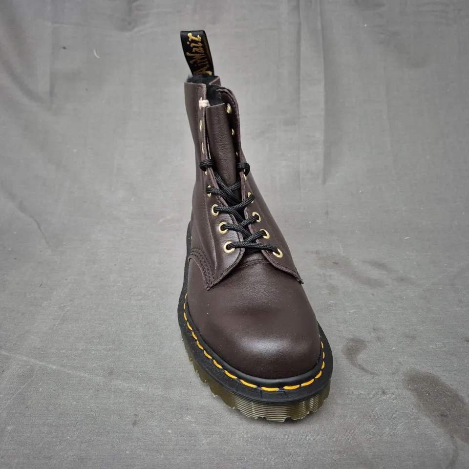 BOXED PAIR OF DR MARTENS 1460 PASCAL ANKLE BOOTS IN DEEP BROWN UK SIZE 7