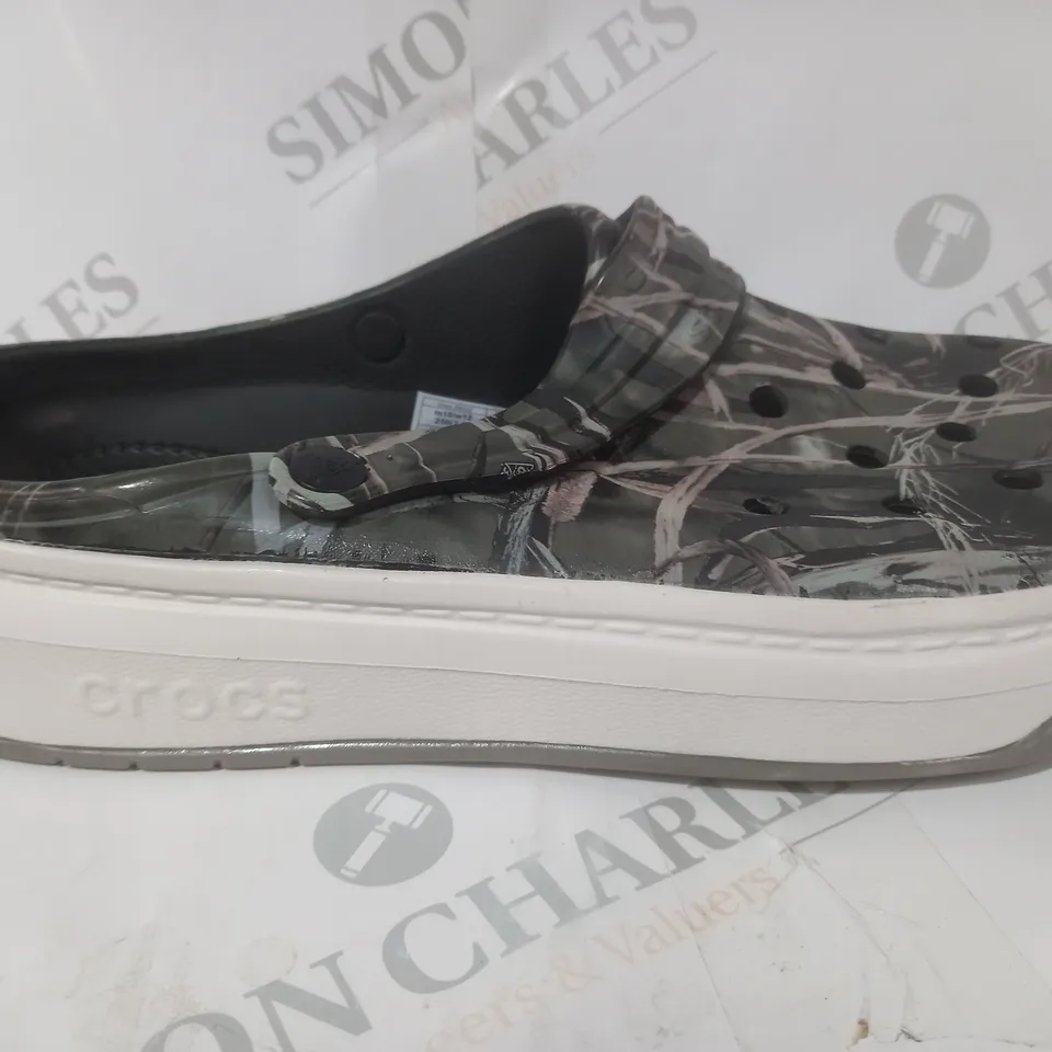 BOXED PAIR OF CROCS CROCBAND FULL FORCE CLOGS UK SIZE M9/W10