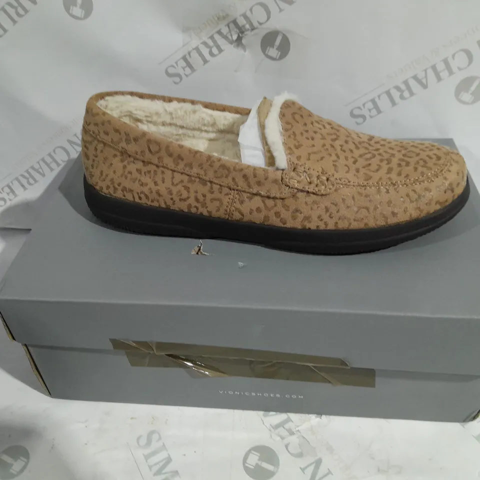 BOXED PAIR OF VIONIC SLIPPERS - UK SIZE 6