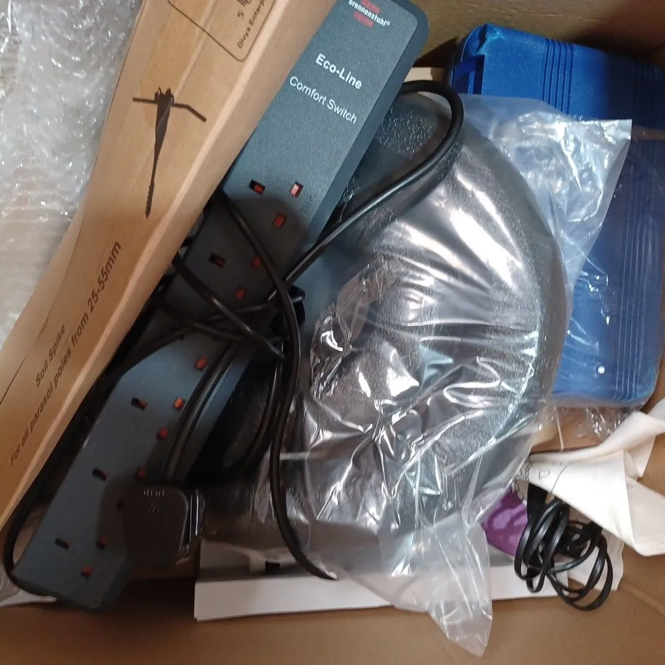 BOX OF APPROXIMATELY 10 ASSORTED HOUSEHOLD ITEMS TO INCLUDE ALLUFLEN NON-STICK STONE EFFECT PAN, UNBRANDED BUG LAPPER, ETC