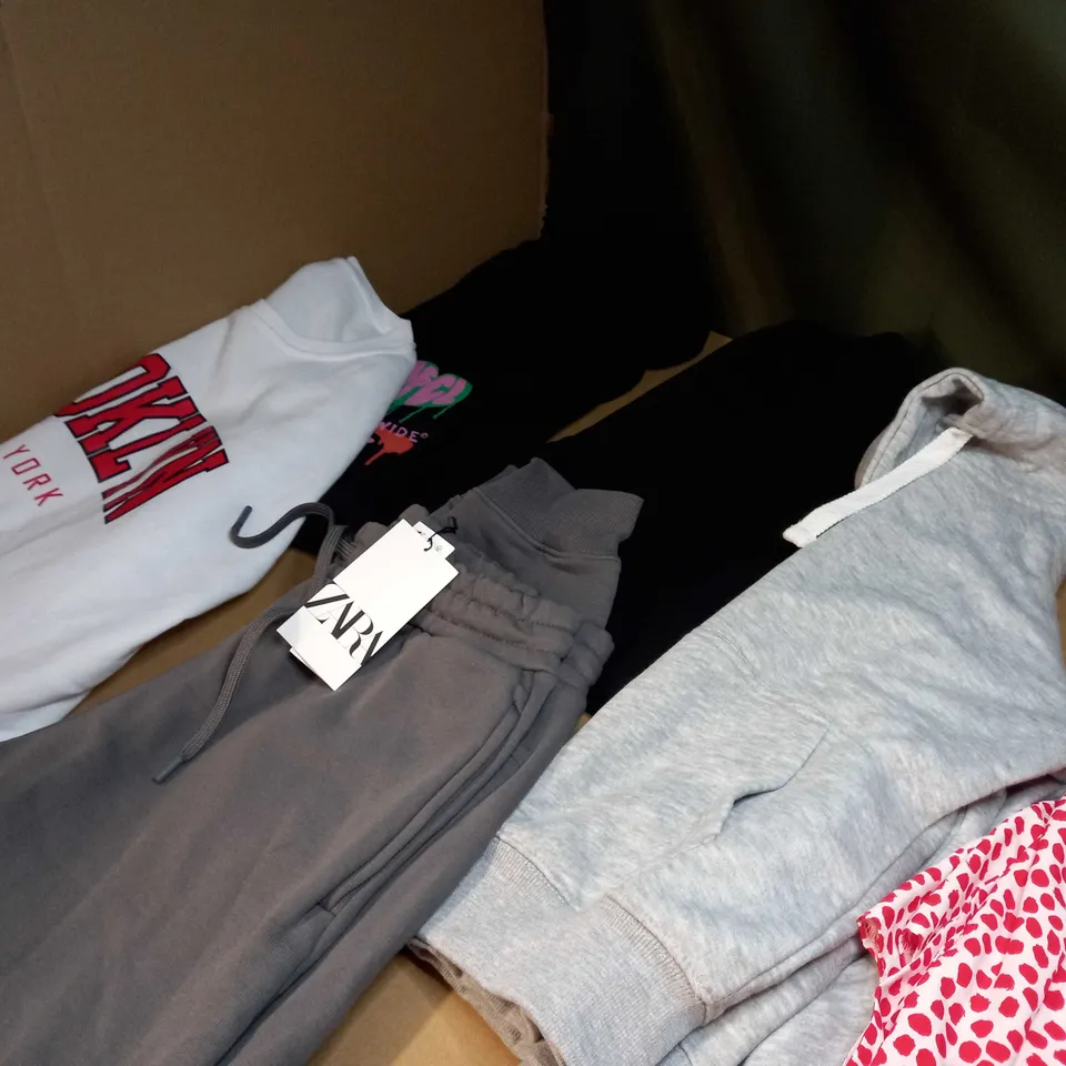 LOT OF APPROX 25 ASSORTED CLOTHING ITEMS VARYING IN SIZE/COLOUR/STYLE TO INCLUDE: TROUSERS, TOPS, DRESSES
