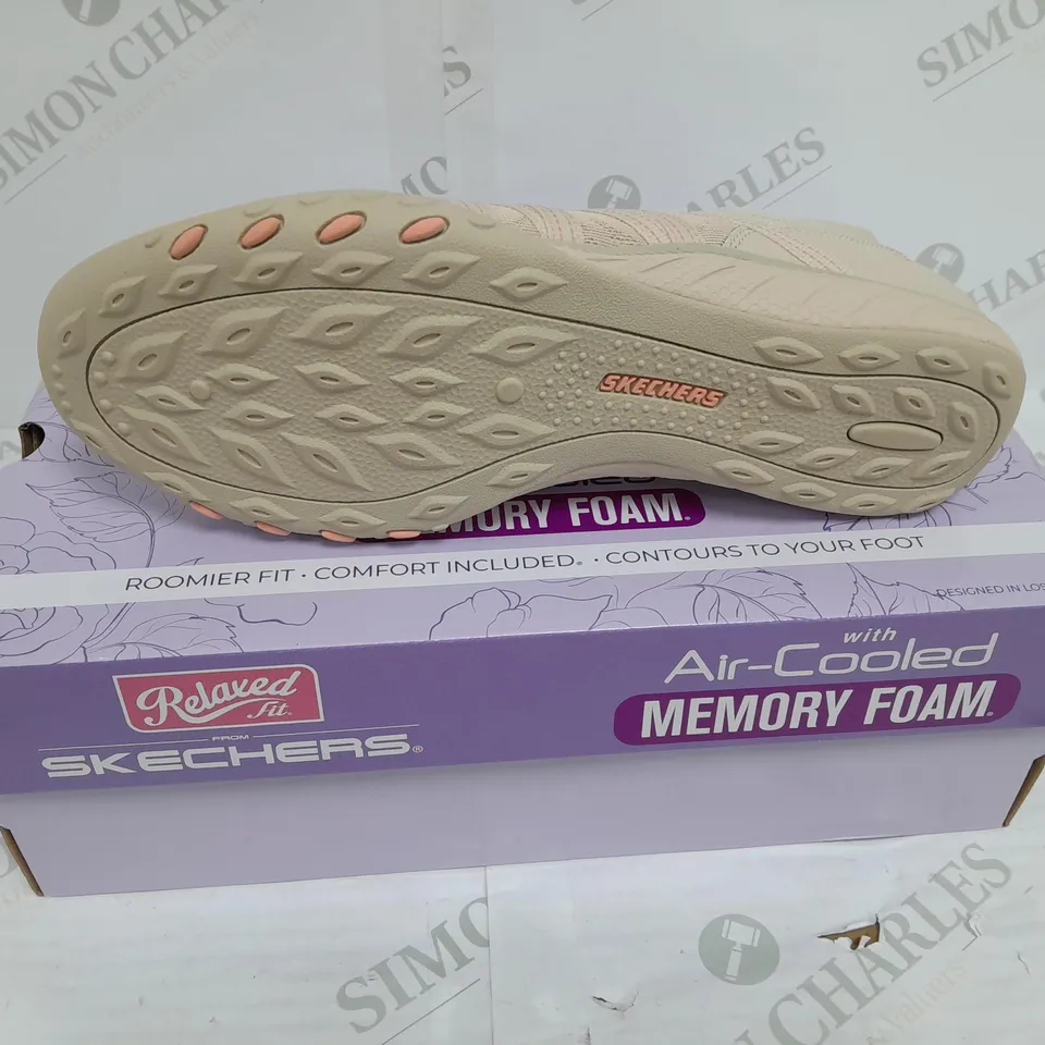 RELAXED FIT SKECHERS AIR COOLED SIZE 6 BEIGE 