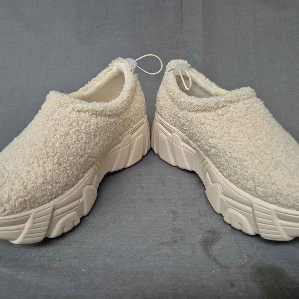 BOXED PAIR OF KOI FLAMMA MICROFIBRE CHUNKY SHOES IN CREAM UK SIZE 3