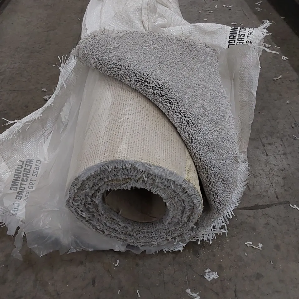 ROLL OF QUALITY PRIMO GRANDE PEARL RIVER CARPET // SIZE: APPROXIMATELY 2.5 X 4m