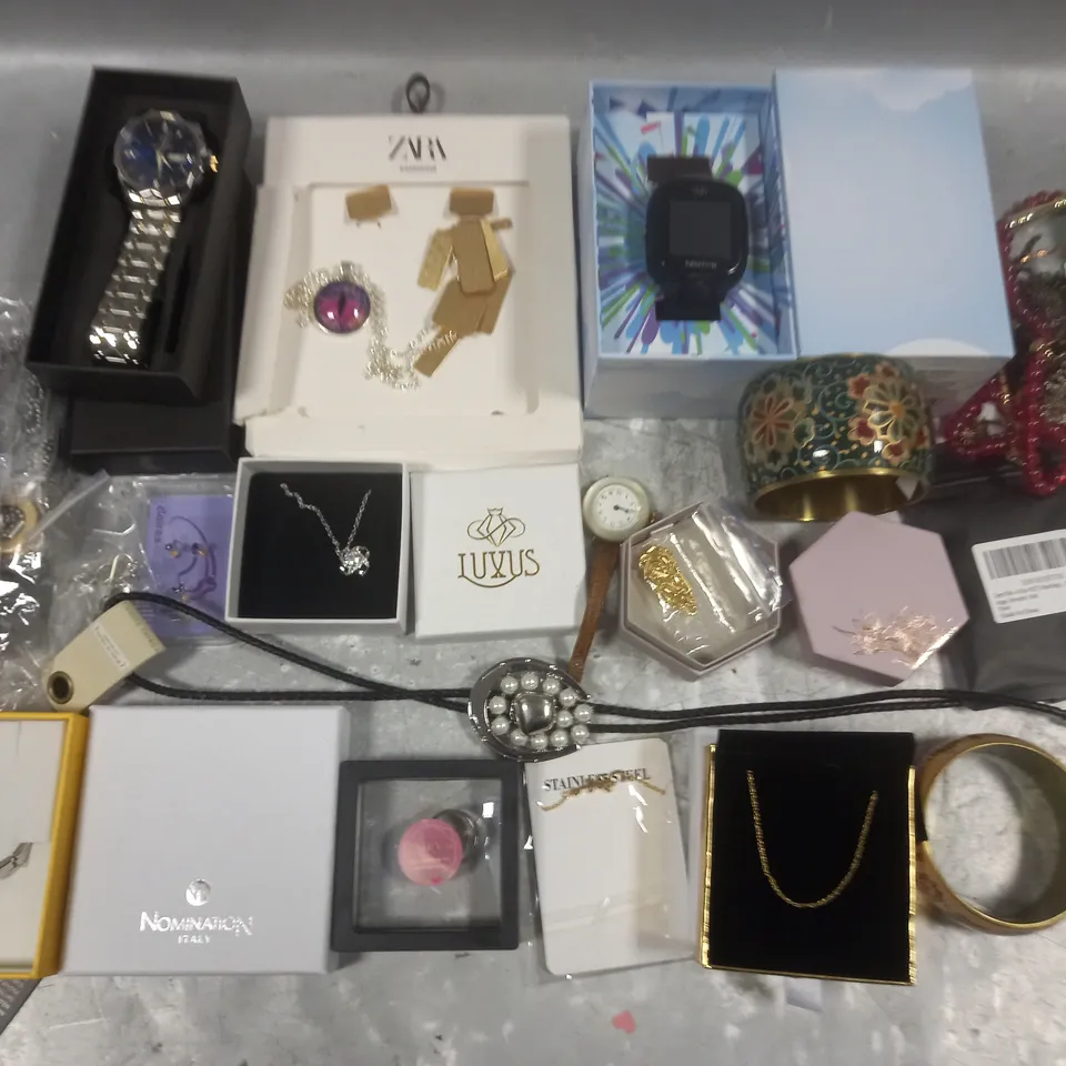 LOT OF ASSORTED JEWELLERY AND WATCH ITEMS TO INCLUDE NECKLACES, BRACELETS AND EARRINGS