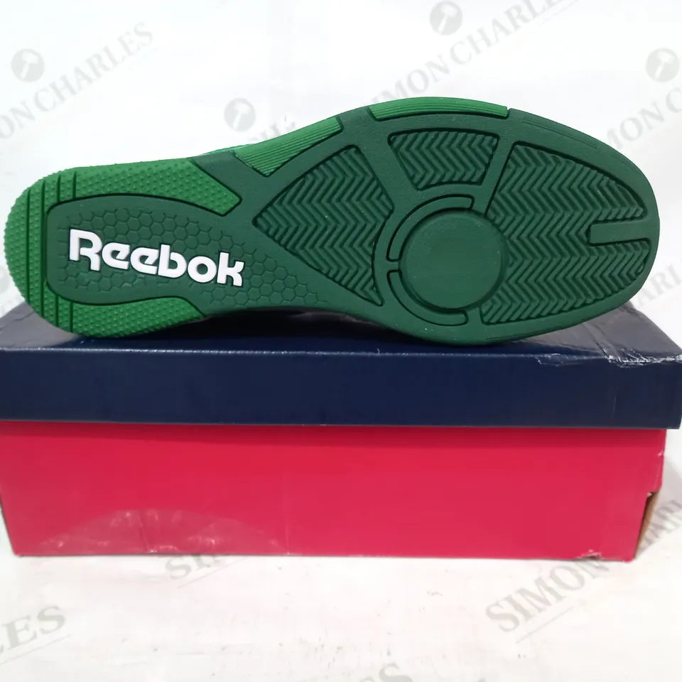 BOXED PAIR OF REEBOK BB 4000 II TRAINERS IN WHITE/GREEN UK SIZE 9