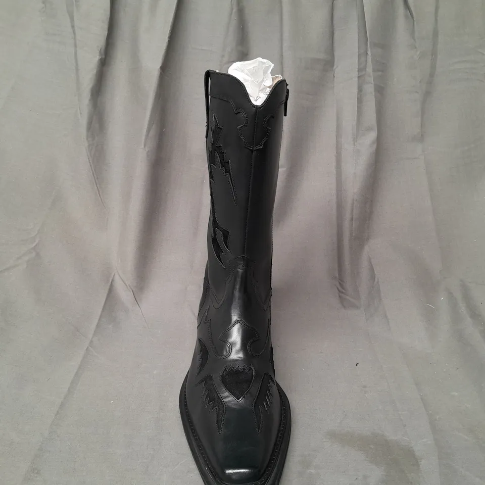 BOXED PAIR OF DESIGNER WESTERN STYLE BOOTS IN BLACK UK SIZE 9