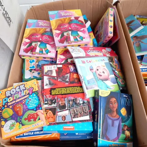 LARGE QUANTITY OF ASORTED CHILDREN'S BOOKS AND ACCESSORIES TO INCLUDE; BUSY BOOKS, ANNUALS AND CRAFT SETS