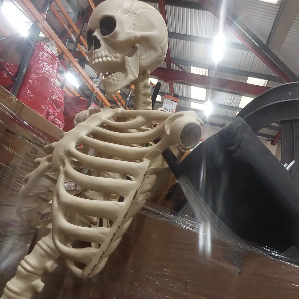 PALLET CONTAINING A VERY LARGE QUANTITY OF ASSORTED ITEMS INCLUDING: GARDEN CHAIRS, HALLOWEEN DECORATIONS, GARDENING PRODUCTS ECT