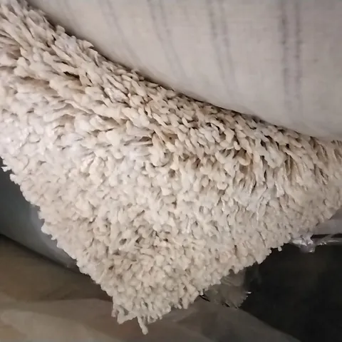 ROLL OF QUALITY ALABAMA CREAM/SHAGGY EXCLUSIVE CARPET APPROXIMATELY 5M × 4M