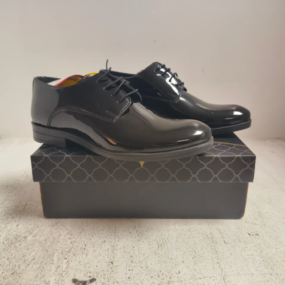 BOXED PAIR OF SIRRI LACE UP SHOES IN GLOSSY BLACK SIZE UK 4