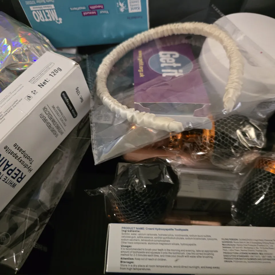 APPROXIMATELY 15 ASSORTED HEALTH & BEAUTY ITEMS TO INCLUDE - L'OREAL MEN EXPERT 24H MOISTURISER , MINI SHAVER ETC