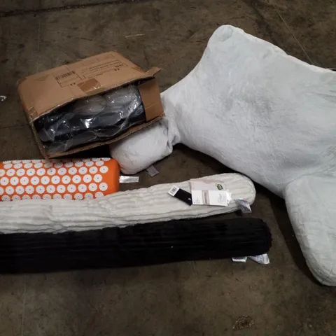 PALLET OF 2 BOXES CONTAINING ASSORTED PILLOWS & CUSHIONS INCLUDING DRAUGHT EXCLUDERS & BACKREST PILLOWS