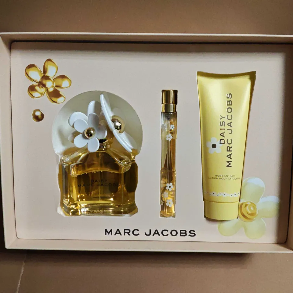 BOXED MARC JACOBS DAISY 3-PIECE EAU DE PARFUM SET