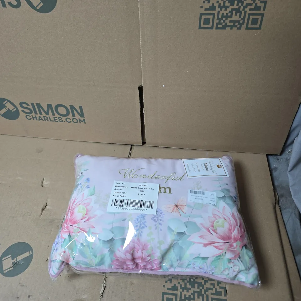 BOX OF APPROXIMATELY 12  ASSORTED HOUSEHOLD ITEMS INCLUDING UNDER CABINET LIGHT , DITSY FLORAL PILLOW AND LED SOLAR CRACKLE BALL 