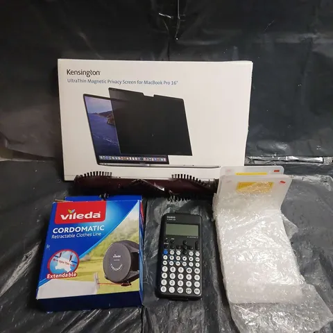 LARGE BOX OF APPROX 10 ASSORTED HOUSEHOLD ITEMS TO INCLUDE - CLOTHES LINE - BOXES - MAGNETIC PRIVACY SCREEN - ETC
