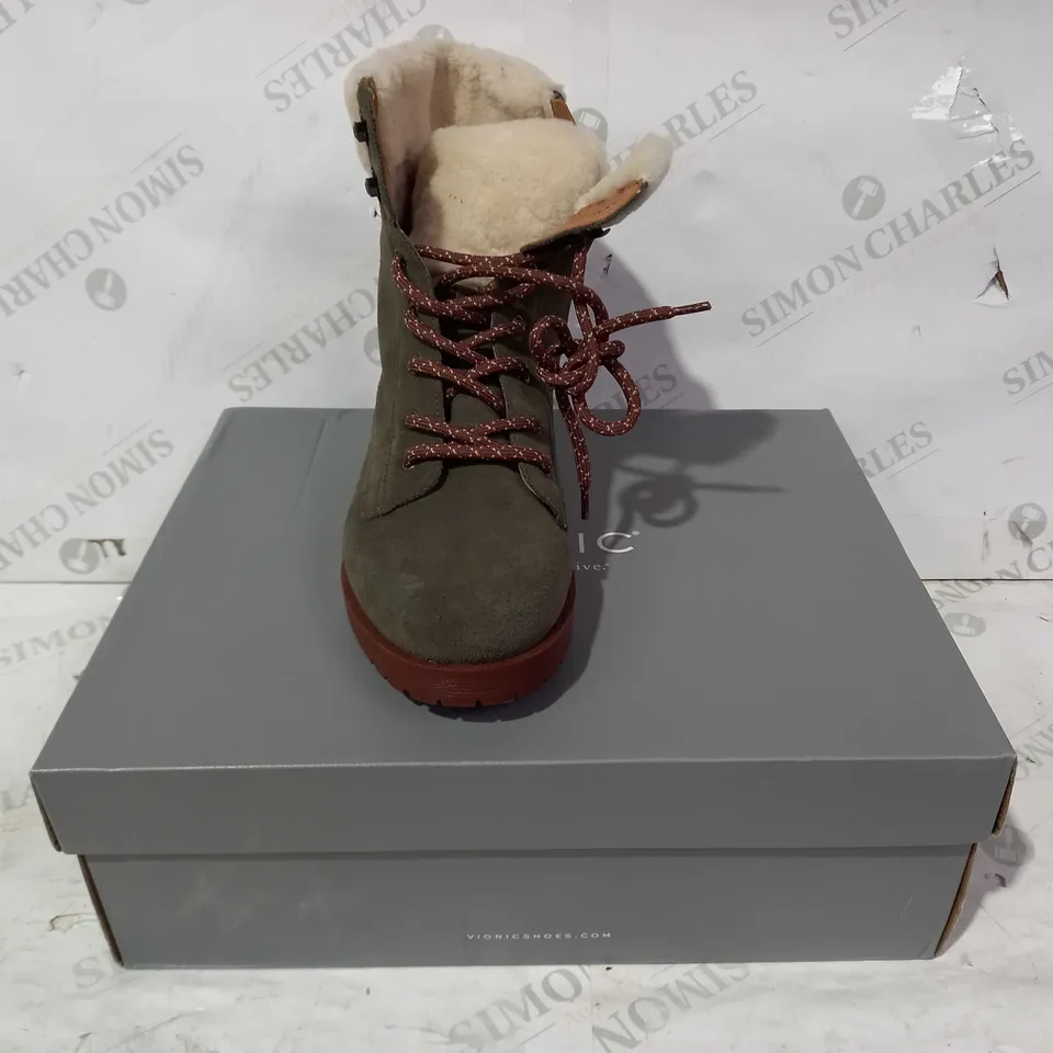 BOXED PAIR OF VIONIC FAUX FUR LINED SUEDE BOOTS IN OLIVE UK SIZE 7