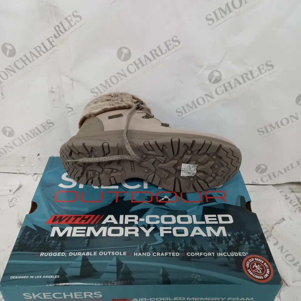 BOXED PAIR OF SKECHERS TREGO LACE UP FAUX FUR CUFF WATERPROOF BOOT TAUPE - SIZE 6
