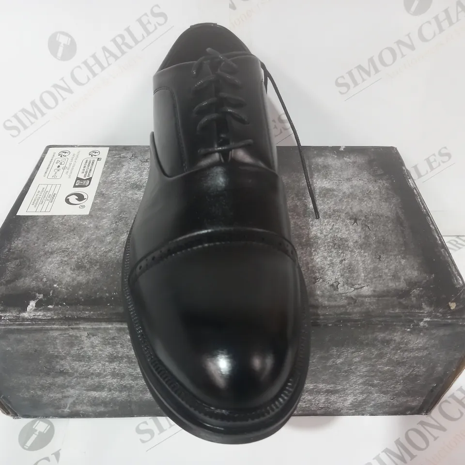 BOXED PAIR OF DESIGNER LACE-UP SHOES IN BLACK EU SIZE 46